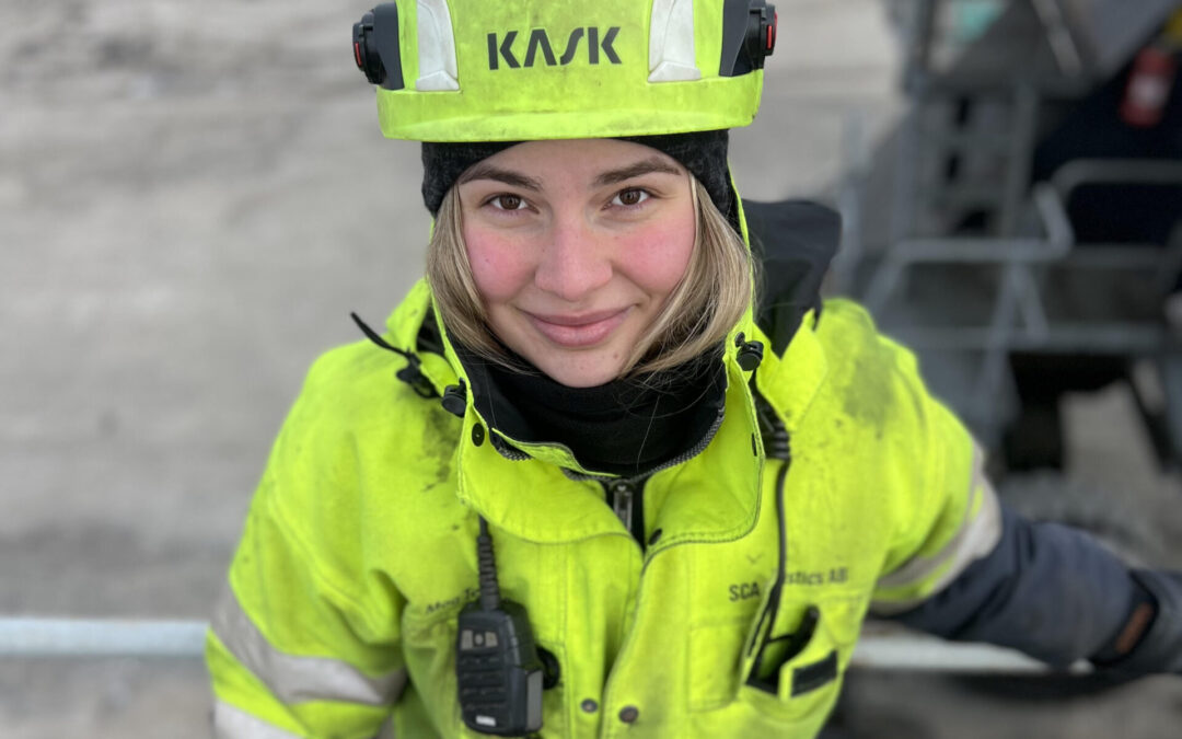 Moa jobbar för att gravida  hamnarbetare ska ha bra villkor