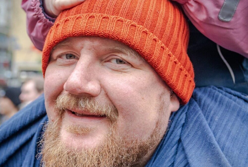 Arbetsdomstolen beslutar att Hamnarbetarförbundets Erik Helgeson är facklig förtroendeman av särskild betydelse och att hans anställning ska fortgå även efter att uppsägningstiden löpt ut